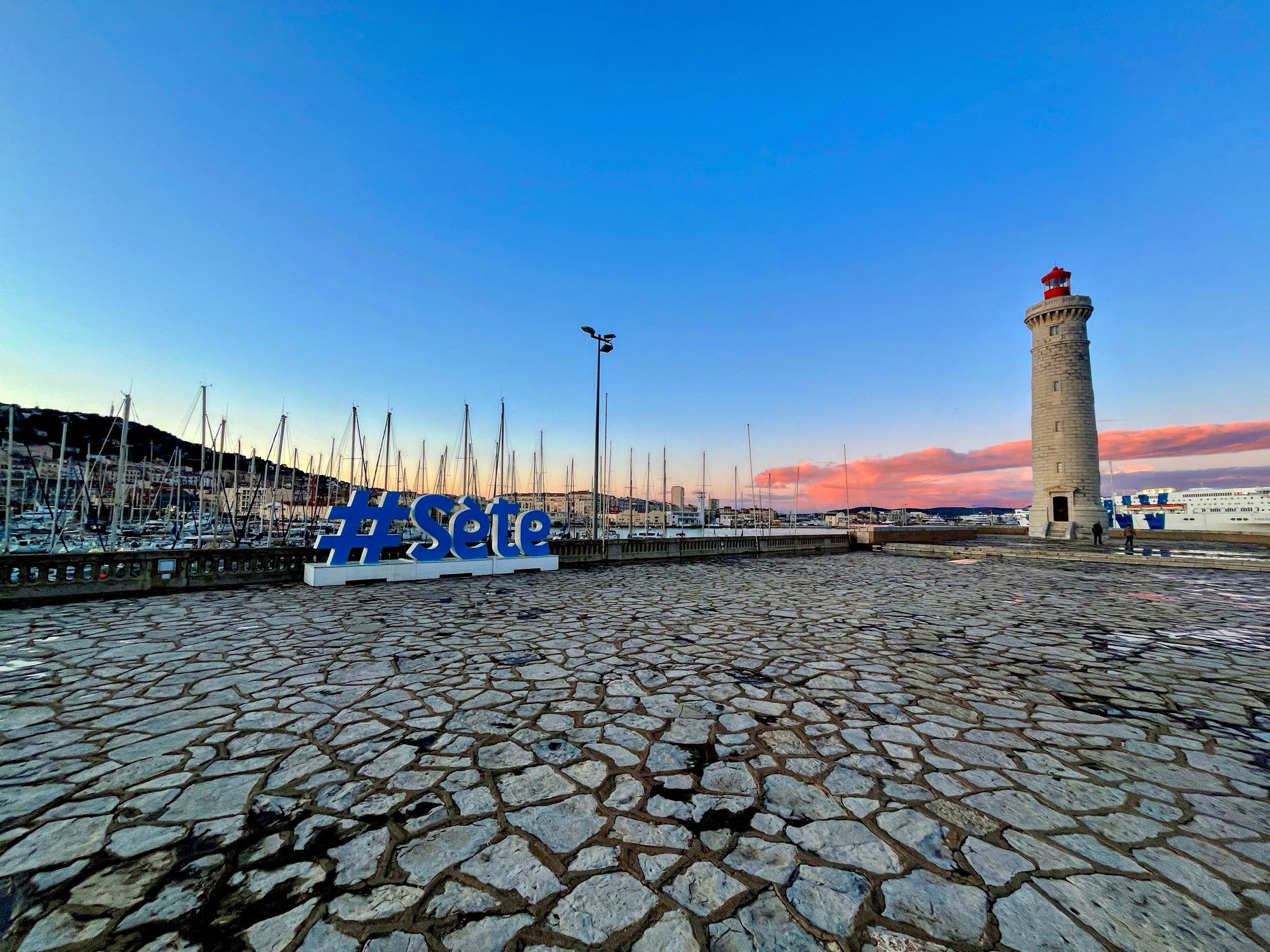 Port de pêche coloré à Agde